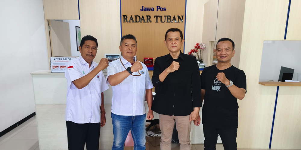 Perwakilan KIG foto bersama dengan Manajer Iklan dan Event dan Manajer Keuangan Jawa Pos Radar Tuban, Rabu (23/10).