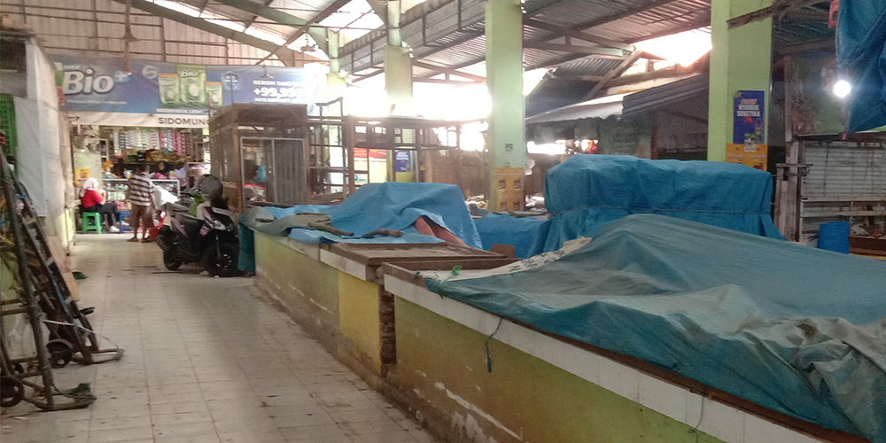 Deretan los di Pasar Baru Tuban yang terpaksa ditutup karena memilih jualan di luar pasar.