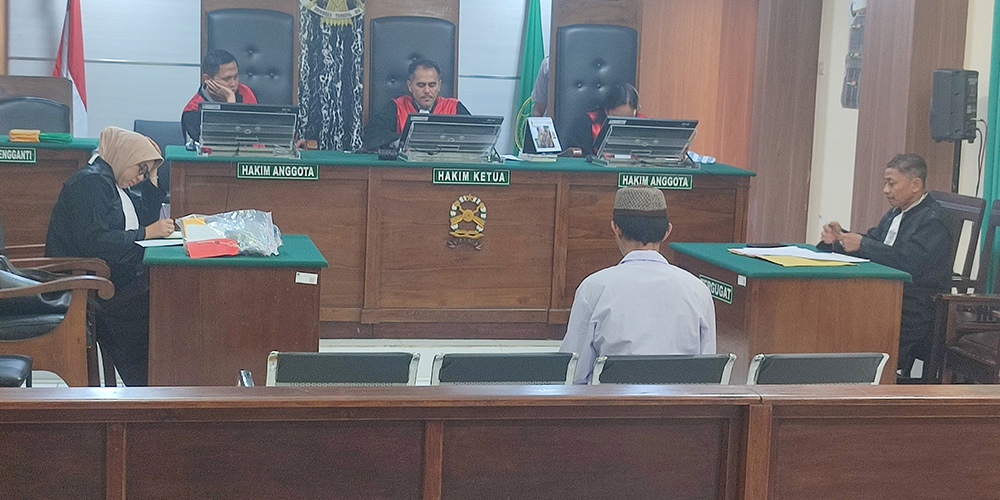 Dai Anshori, terdakwa perkara kasus pengeroyokan remaja asal Desa Pakel, Kecamatan Montong menjalani sidang putusan di PN Tuban, Rabu(23/10).