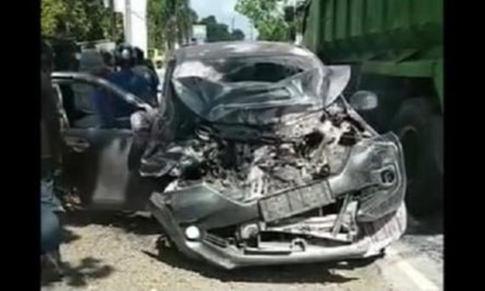 Kendaraan yang ditumpangi kakak kandung eks Kapolri Jenderal Badrodin Haiti.