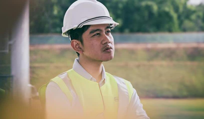 Wakil presiden Gibran Rakbuming Raka saat meninjau proyek.