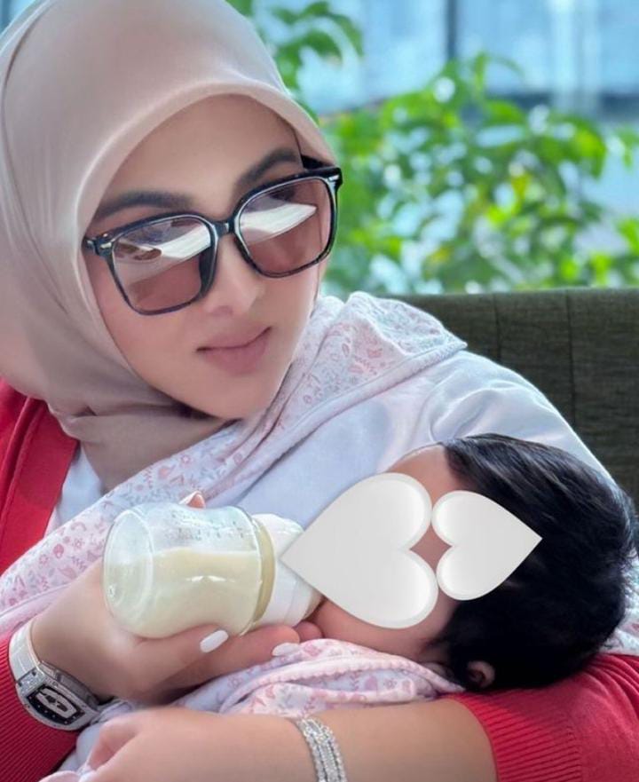 Syahrini yang kembali berpose bersama buah hati yang wajahnya masih dirahasiakan.
