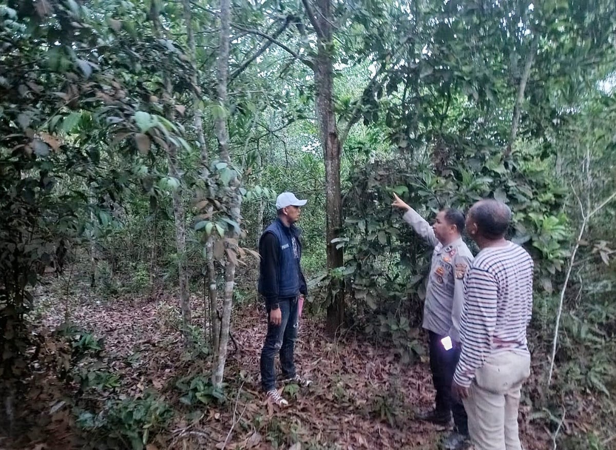 Petugas kepolisian saat mengecek lokasi gantung diri.