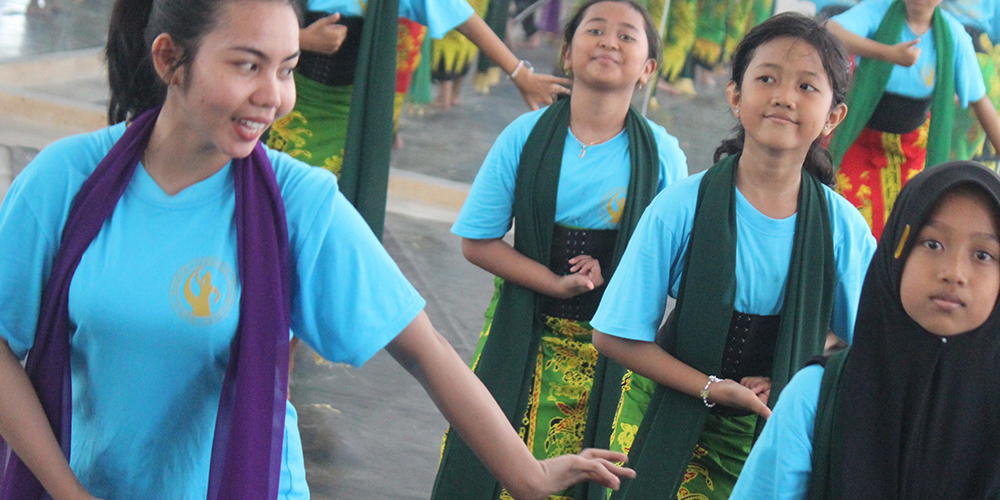 Sasinta, saat melatih anak didiknya menari di sanggar miliknya