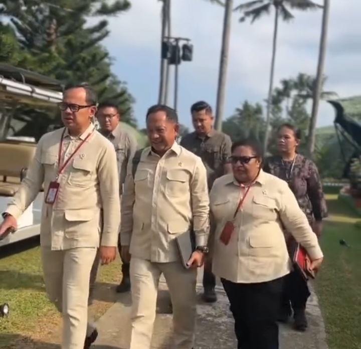 Hari ketiga pembekalan menteri yang menggunakan pakaian safari.