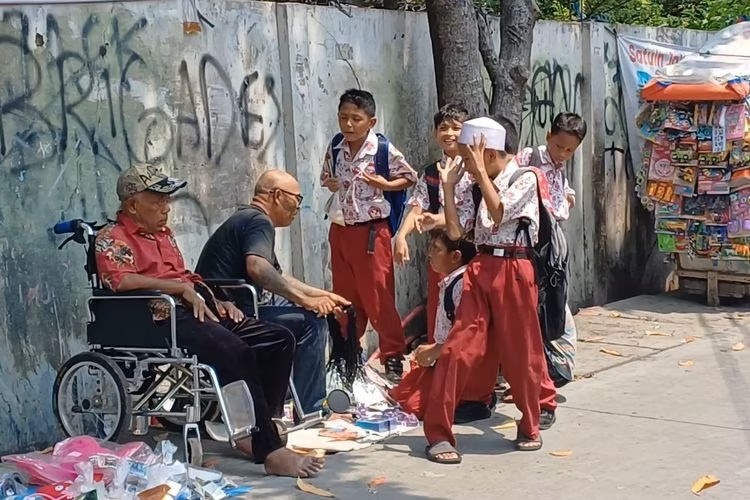 Pesulap Pak Tarno yang kini jualan mainan di depan SD.