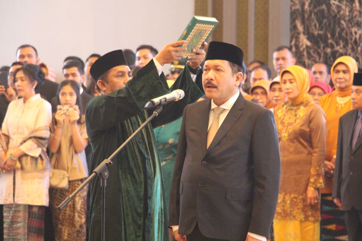 Zarof Ricar saat disumpah jabatan di Mahkamah Agung (MA).