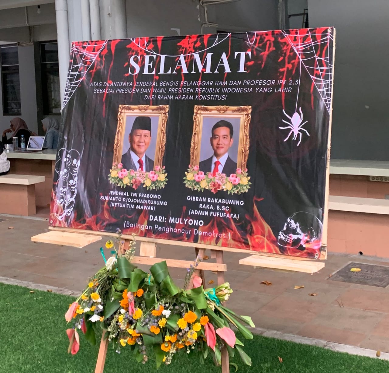 Karangan bunga yang picu BEM FISIP Unair Surabaya dibekukan.