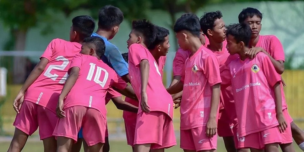 Tim SSB Brawijaya Muda sang jawara Piala Soeratin U-15 putaran kabupaten sebelum mengawali pertandingan.