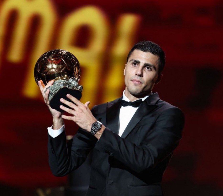 Rodri saat menerima Ballon d