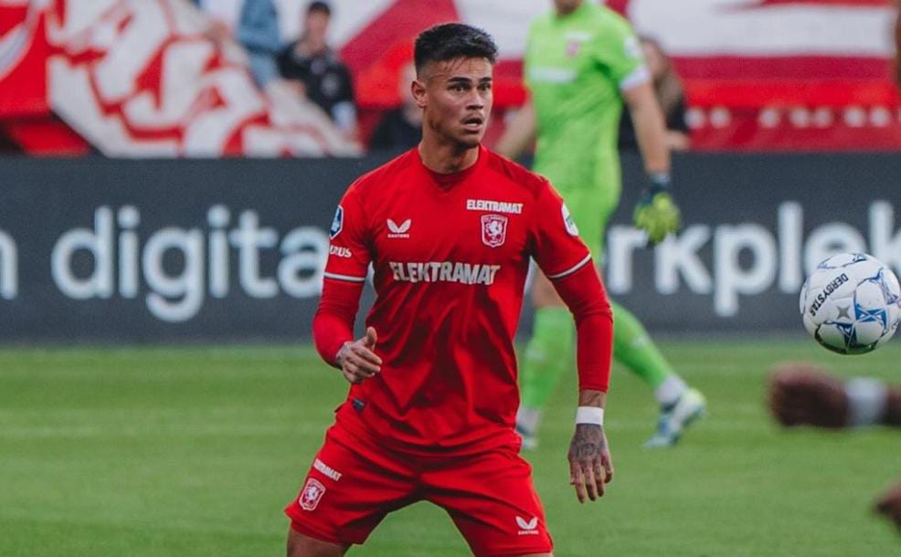 Mees Hilgers berseragam FC Twente.