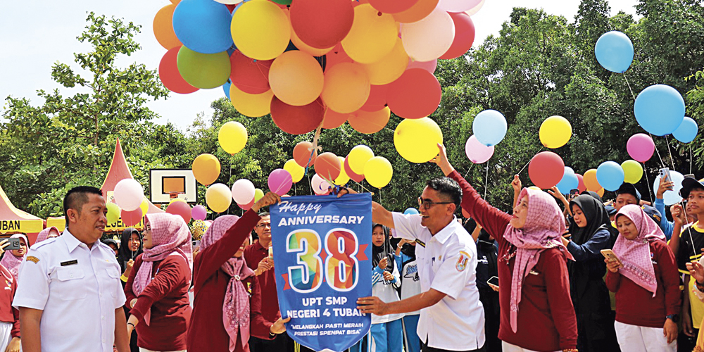 Pelepasan balon oleh Kabid SMP Disdik Tuban Siswo Suwarko dan Plt Kepala UPT SMPN 4 Tuban Dyah Kwartina Sri Hindrawati.