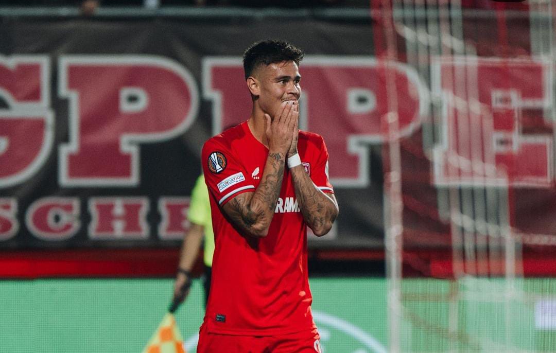 Mees Hilgers berjersey FC Twente.