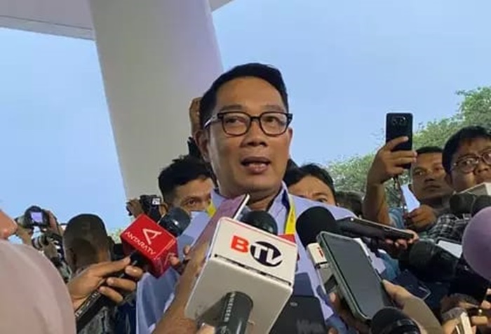 Ridwan Kamil saat menemui awak media.
