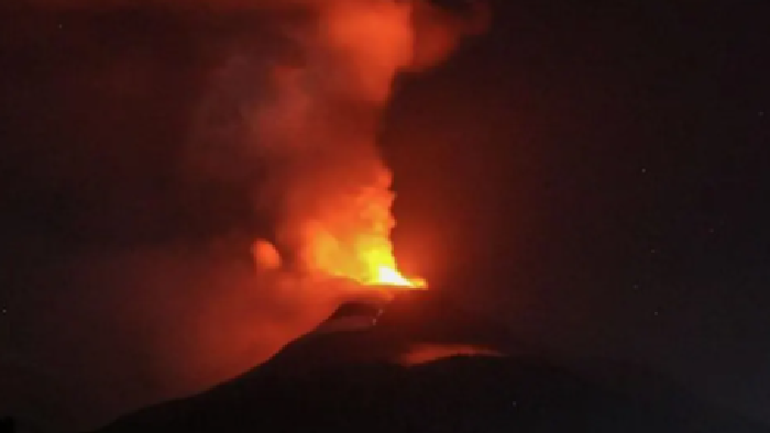 Gunung Lewotobi yang mengeluarkan lahar panas.