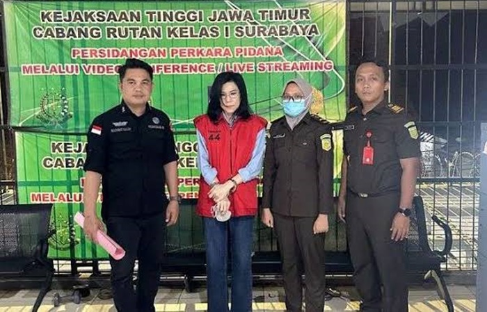 Meirizka Wulandari berompi tahanan kasus suap.