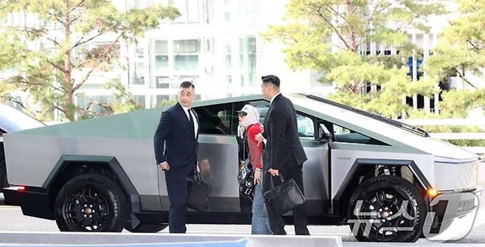 Rapper asal Korea Selatan, G-Dragon saat menggunakan cybertruck.