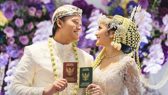Pernikahan Rizky Febian dan Mahalini yang menunjukkan buku nikah.