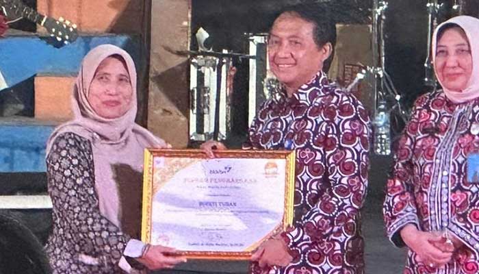 ANGKA STUNTING TURUN: Kepala Dinkes P2KB Tuban Esti Suharmi menerima penghargaan penurunan angka stunting dari Deputi Pengendalian penduduk BKKBN Bonivasius Prasetya Ichtiarto.