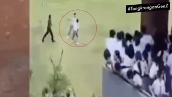 Viral video guru biarkan perkelahian siswa.