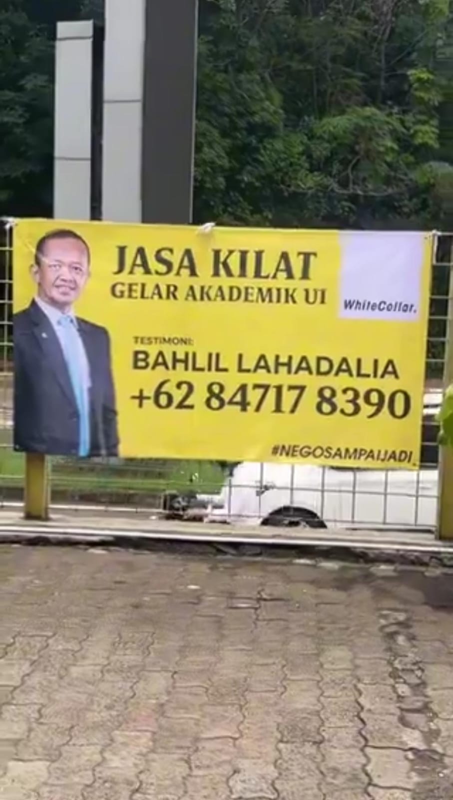 Baliho yang diduga menyindir gelar Bahlil Lahadalia.