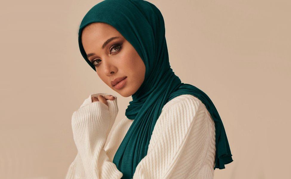 Ilustrasi memilih warna hijab yang tepat.