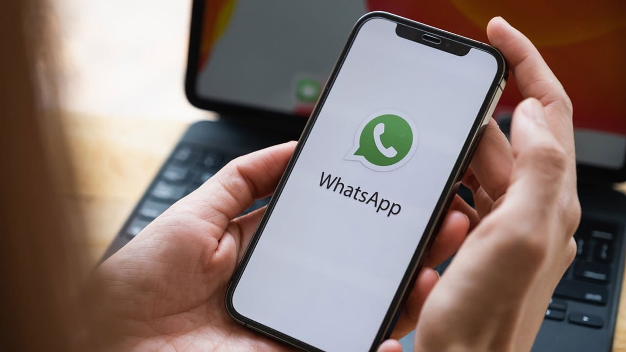 Ilustrasi cara melihat pesan WhatsApp yang sudah dihapus.