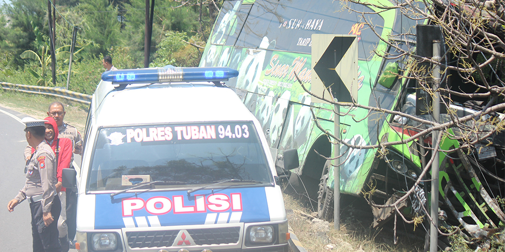 Bus AKAP Sinar Mandiri jurusan Semarang-Surabaya alami kerusakan parah pasca kecelakaan di jalan Tuban-Bancar, Desa Temaji, Kecamatan Jenu, Kamis (7/11).