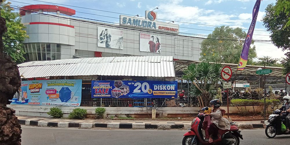 Samudra, salah satu swalayan besar di Jalan Diponegoro Tuban. Sesuai aturan, supermarket harus mengantongi sertifikat halal.