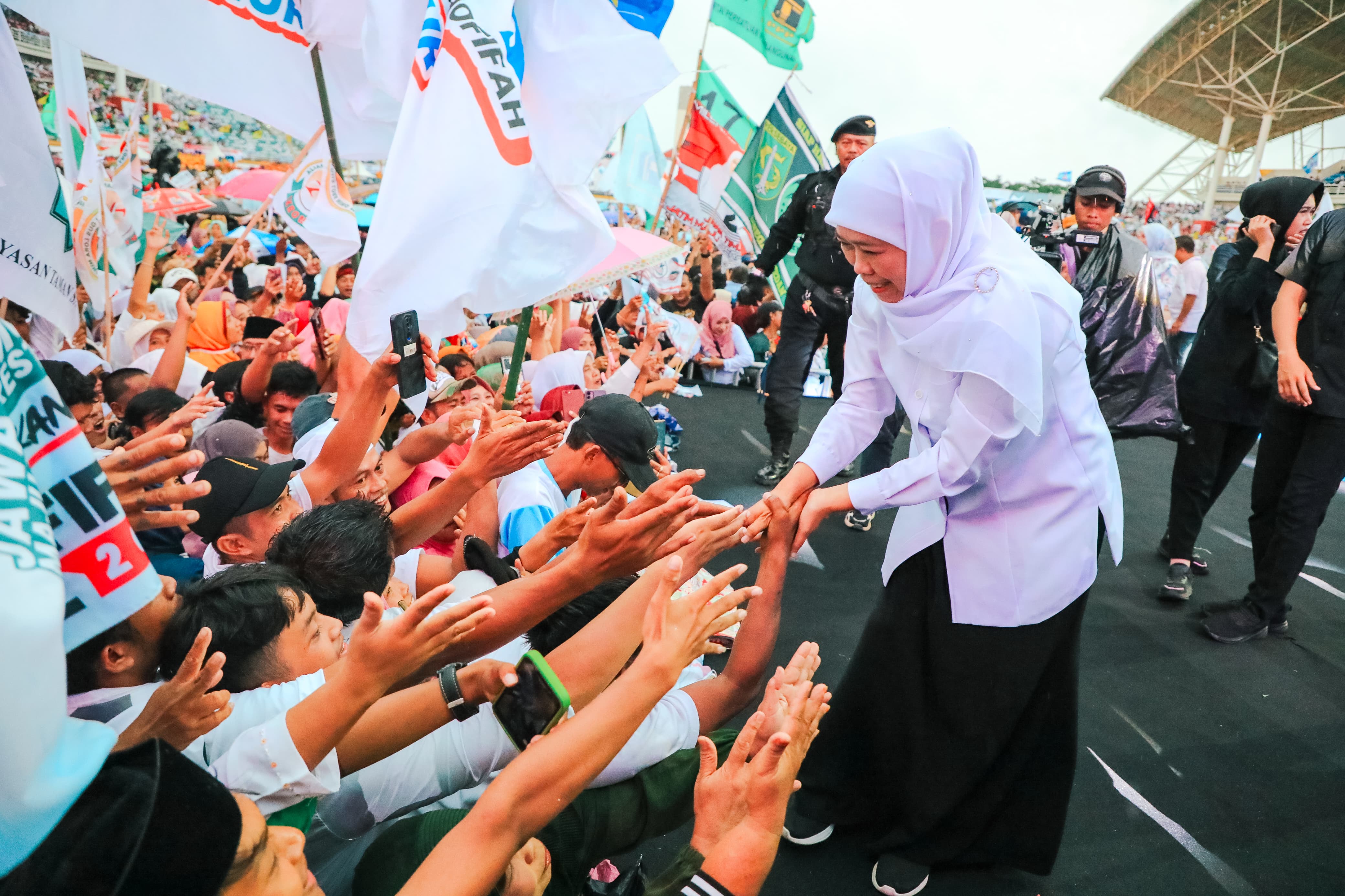 Calon Gubernur nomor 2, Khofifah Indar Parawansa saat menyapa penggemar pada kampanye akbar.