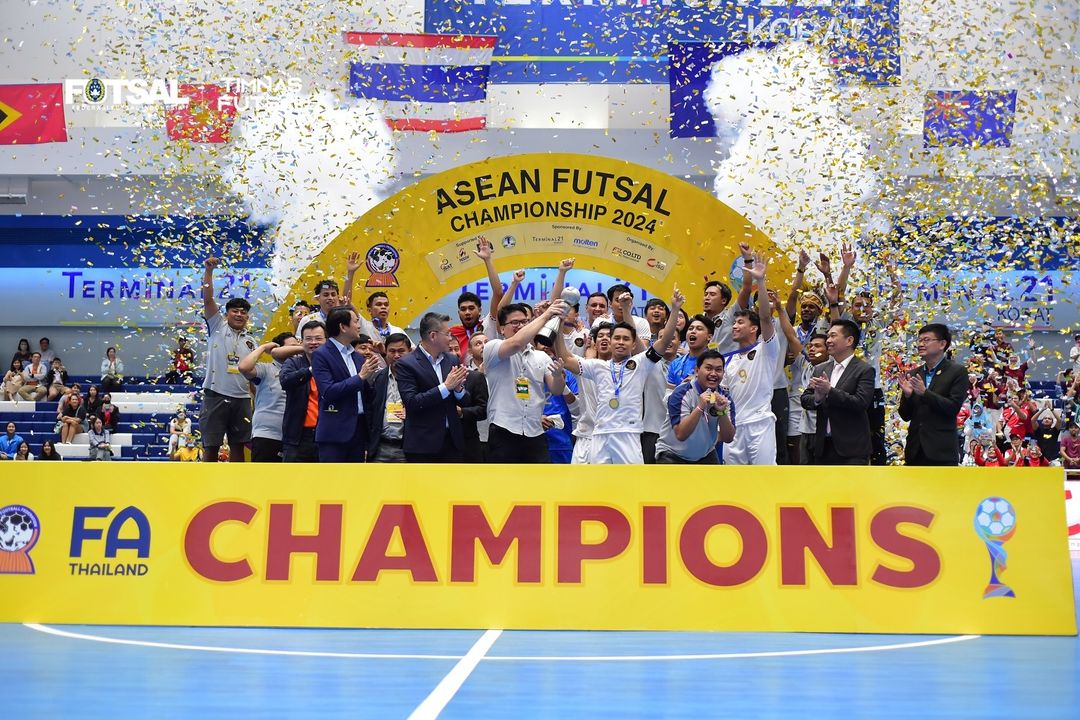 Timnas Futsal Indonesia saat di podium juara