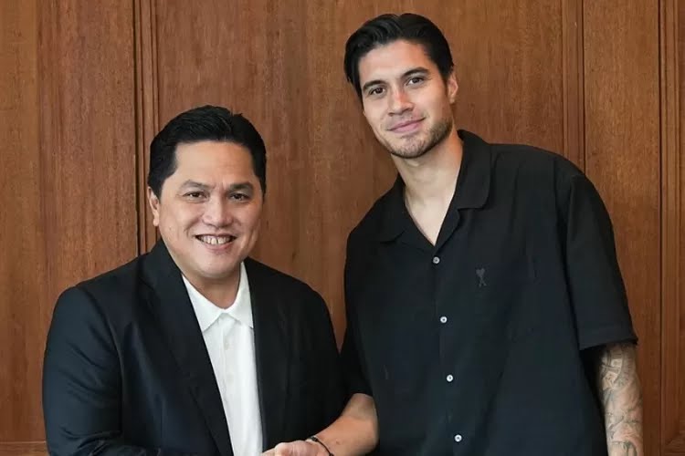 Ketua PSSI Erick Thohir bersama Kevin Diks.