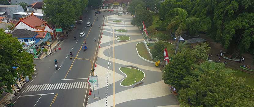 ESTETIK: Alun-Alun Tuban setelah direvitalisasi dengan konsep kekinian, kini tampak lebih terbuka dan nyaman.