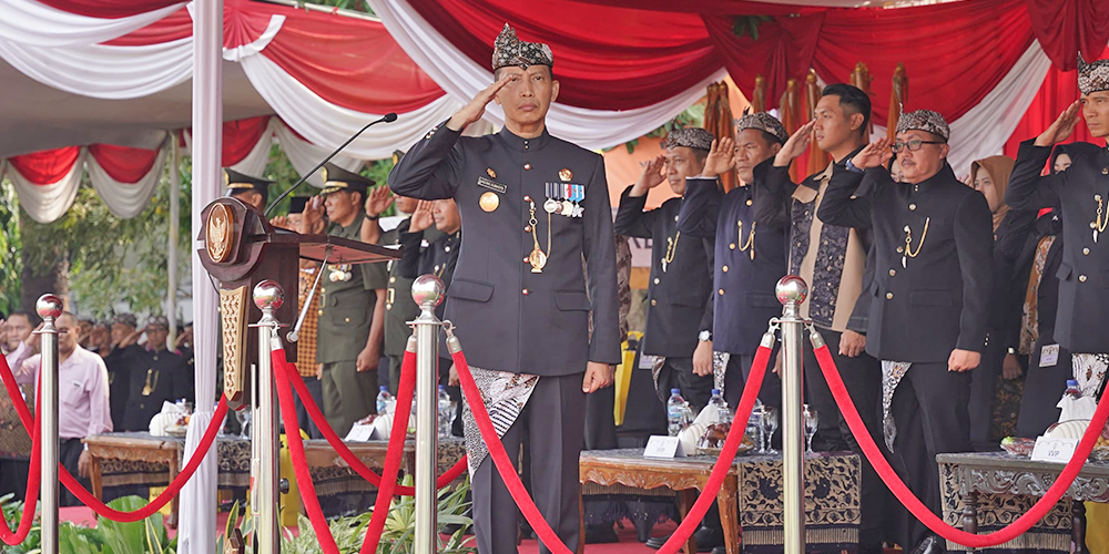 Pjs Bupati Tuban Agung Subagyo bertindak sebagai inspektur upacara Hari Jadi ke-731 Tuban di lapangan GOR Rangga Jaya Anoraga Selasa (12/11)