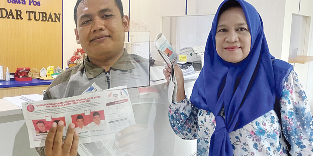 Ahmad Abruron (kiri) dan Endang Tri Wahyuni (kanan) mengirimkan balot di kantor Radar Tuban.