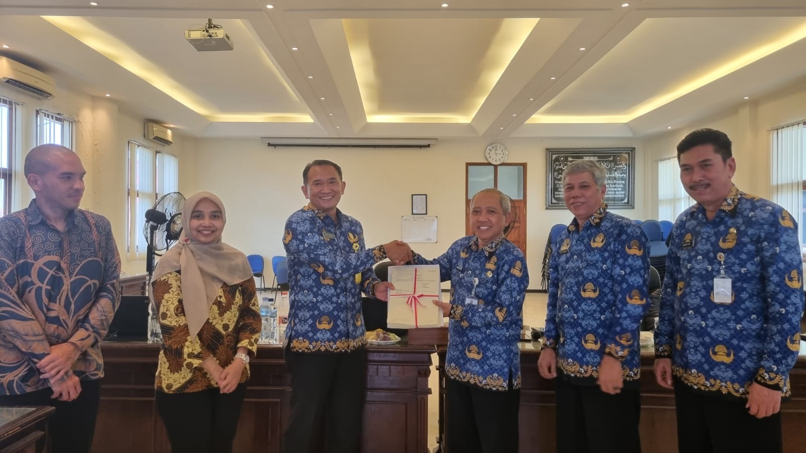 Tiga dari kiri, Kepala BPN Tuban Yan Septedyas menyerahkan sertifikat aset daerah kepada Sekda Budi Wiyana didampingi Kepala BPKPAD Agung Triwibowo (dua  dari kanan).