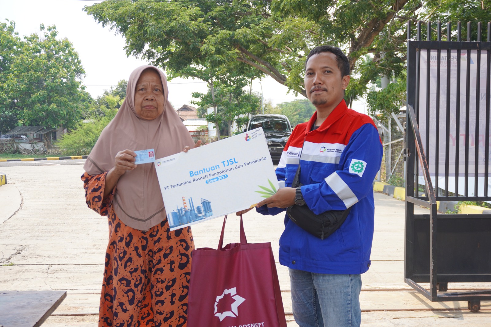 Penyerahan bantuan PRPP kepada warga sekitar proyek.