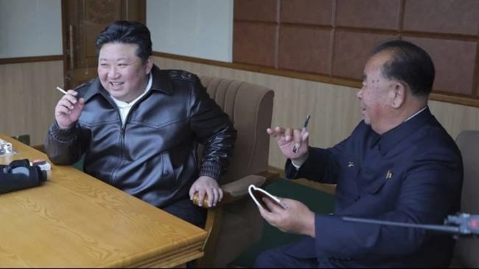 Presiden Korea Utara Kim Jong Un (kiri).