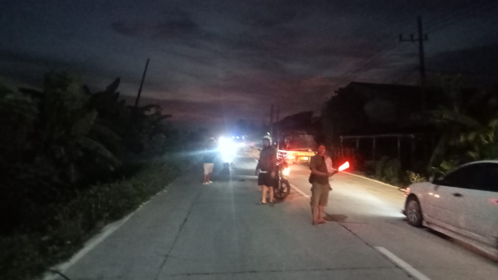 Olah tempat kejadian perkara kecelakaan yang melibatkan warga Tuban di Kabuh, Jombang.