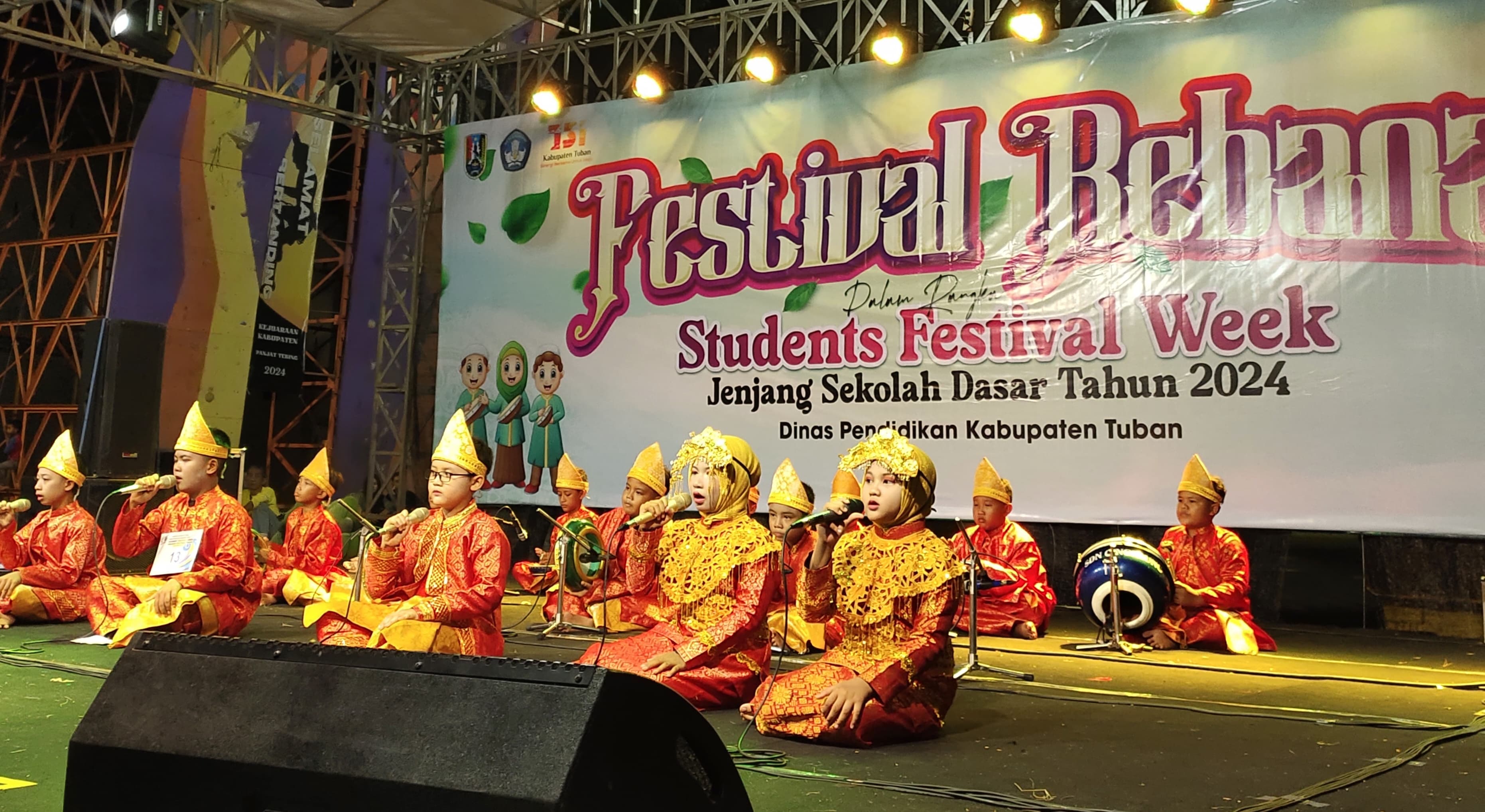 KOMPAK: Penampilan salah satu tim dalam Festival Rebana jenjang SD di kompleks GOR Rangga Jaya Anoraga, Jumat (22/11) malam.