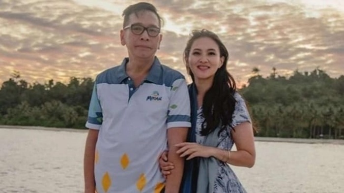 Sherly Tjoanda bersama suami, Benny Laos sebelum meninggal dunia.