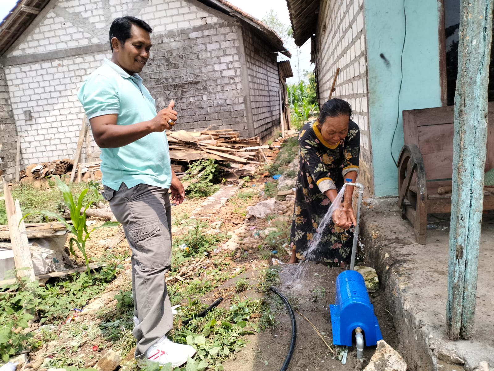 Kepala Dusun Klampeyan, Desa Grabagan Darsono menunjukkan salah satu rumah warga yang dialiri bersih.