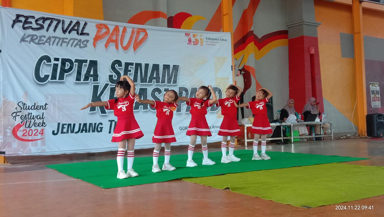 Peserta tampak serius dalam mengikuti perlombaan di kegiatan Festival Student Week, Jumat (22/10).