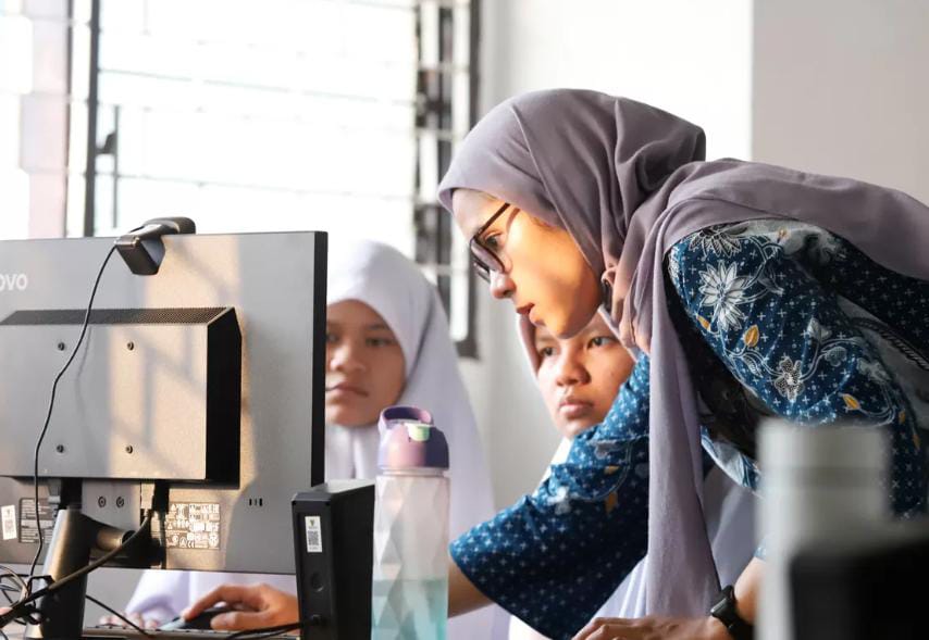 Seorang Guru yang tengah membantu muridnya (Jawa Pos)
