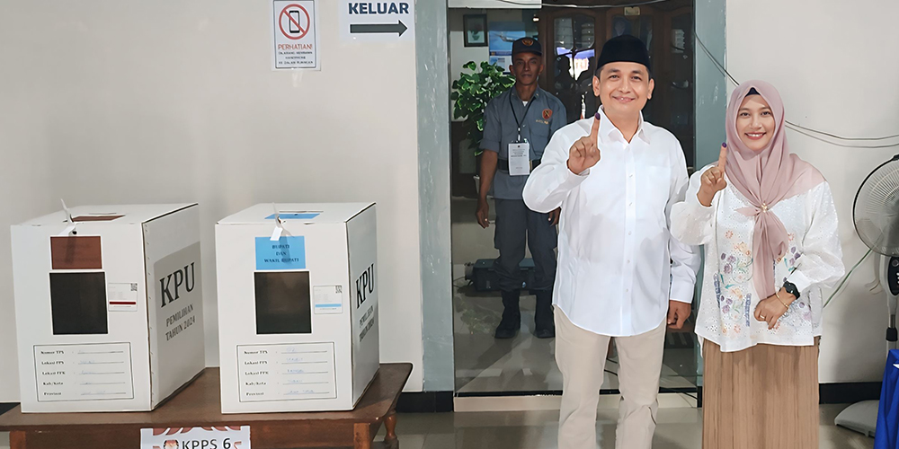 Cabup Tuban nomor urut 01, Riyadi menggunakan hak pilihnya di TPS 02 Desa Maibit, Kecamatan Rengel, Rabu (27/11).