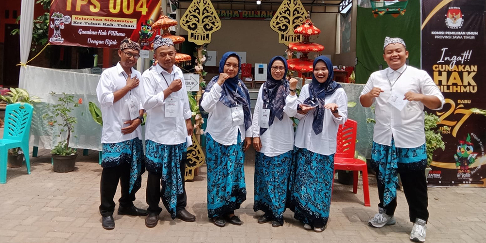 Pintu masuk TPS 04 Kelurahan Sidomulyo, Kecamatan Tuban didesain ala kerajaan.