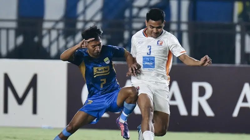 Pemain Persib Bandung, Beckham Putra, berebut bola dengan Asnawi Mangkualam, pemain Port Fc