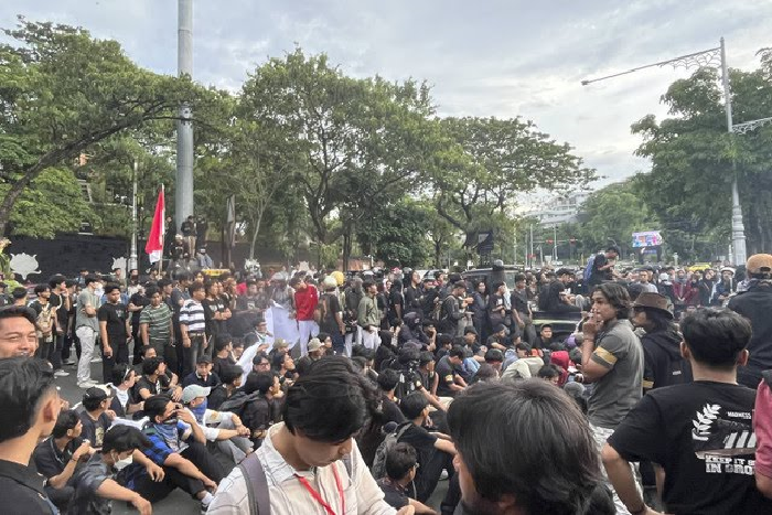 Demonstran saat geruduk Polda Jawa Tengah atas meninggalnya siswa SMK Negeri 4 Semarang
