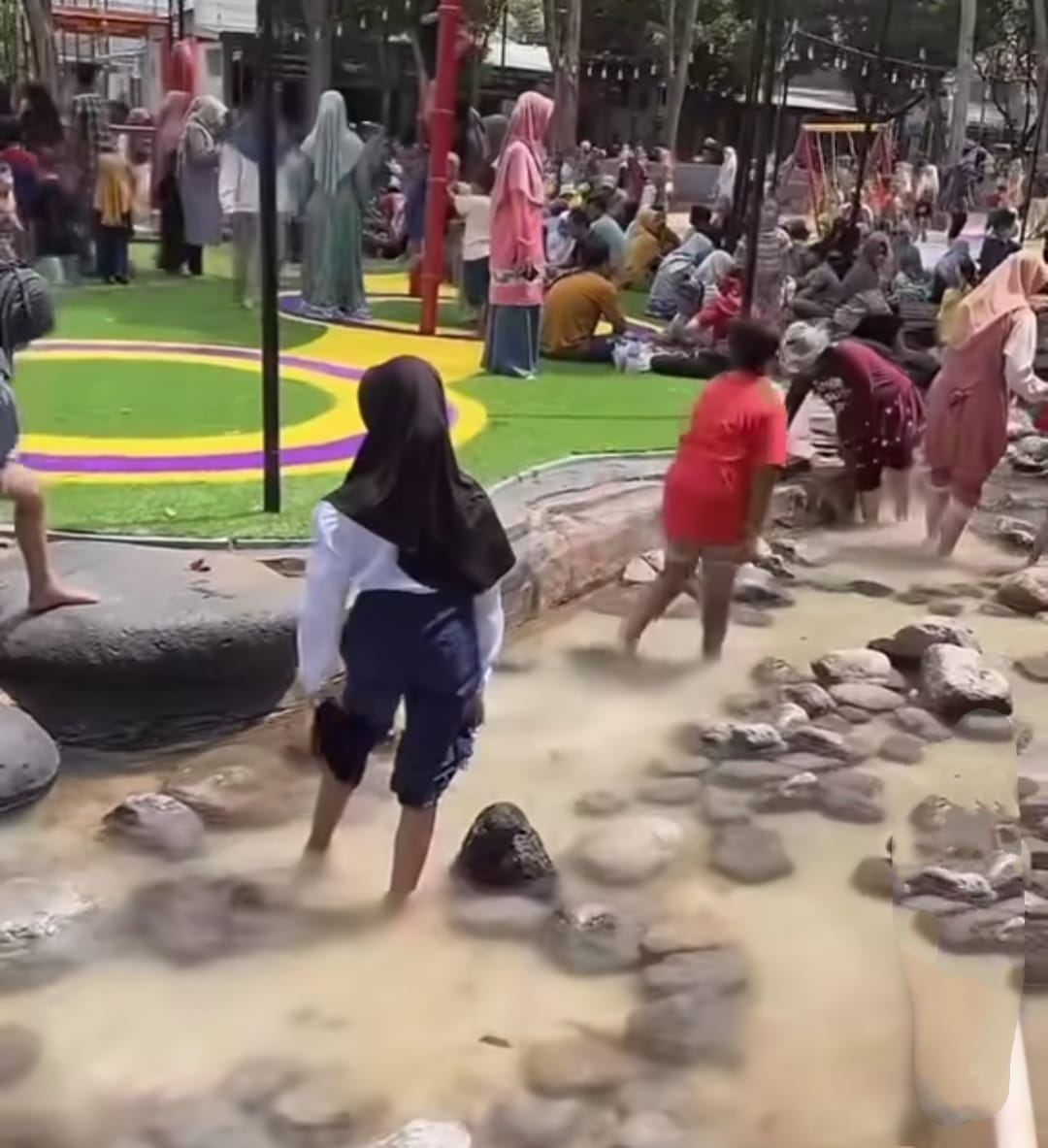 Rekaman yang menunjukkan miniatur sungai Taman Hutan Abhipraya yang dirusak pengunjung.