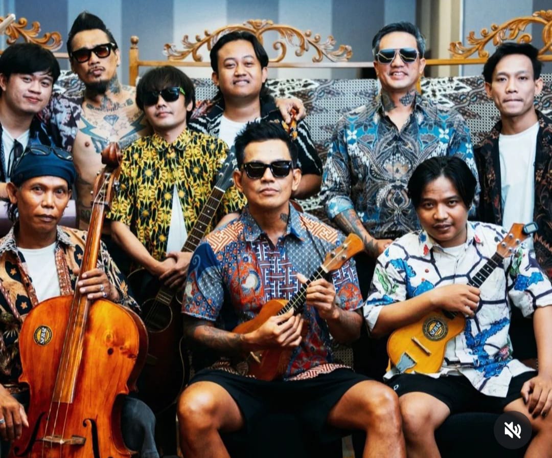 Superman Is Dead yang tampil baru dengan lagu keroncong.